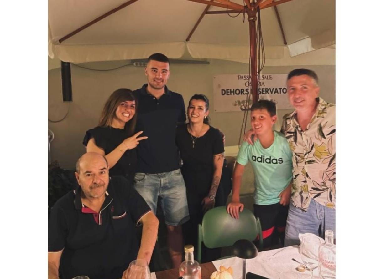 Ospiti illustri all'osteria venariese "Passami il sale". Sabato scorso il difensore della Nazionale, Alessandro Buongiorno